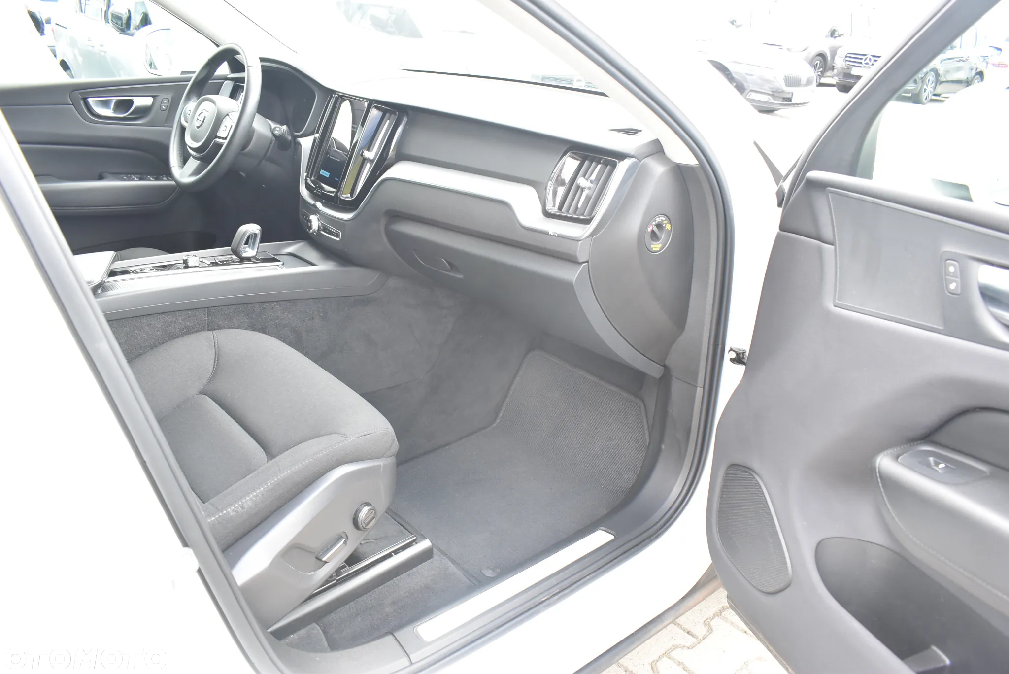 Volvo XC 60 B4 B Momentum Pro - 17