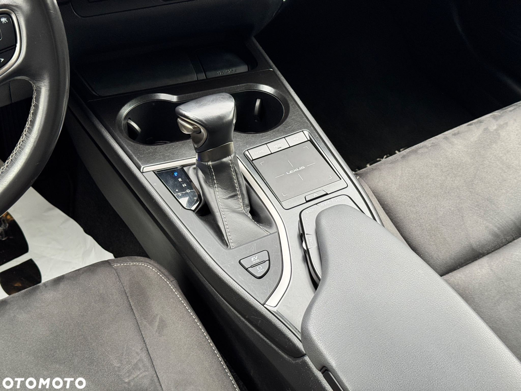 Lexus UX - 10