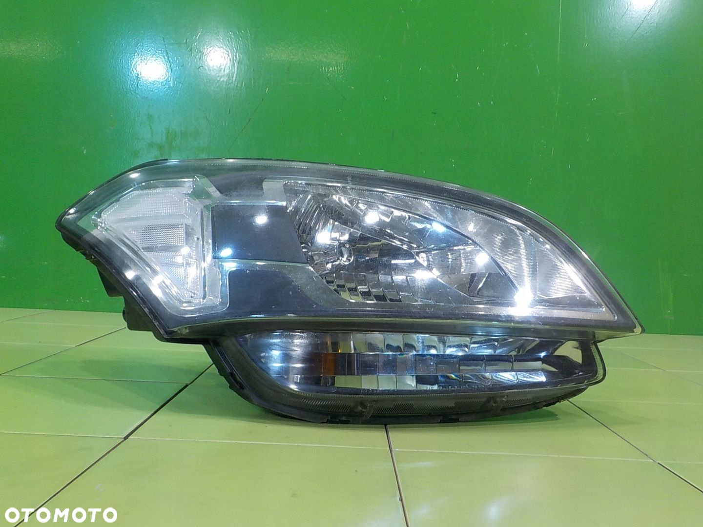 KIA SOUL 1.6 CRDI 09r 5D lampa prawa przod - 2