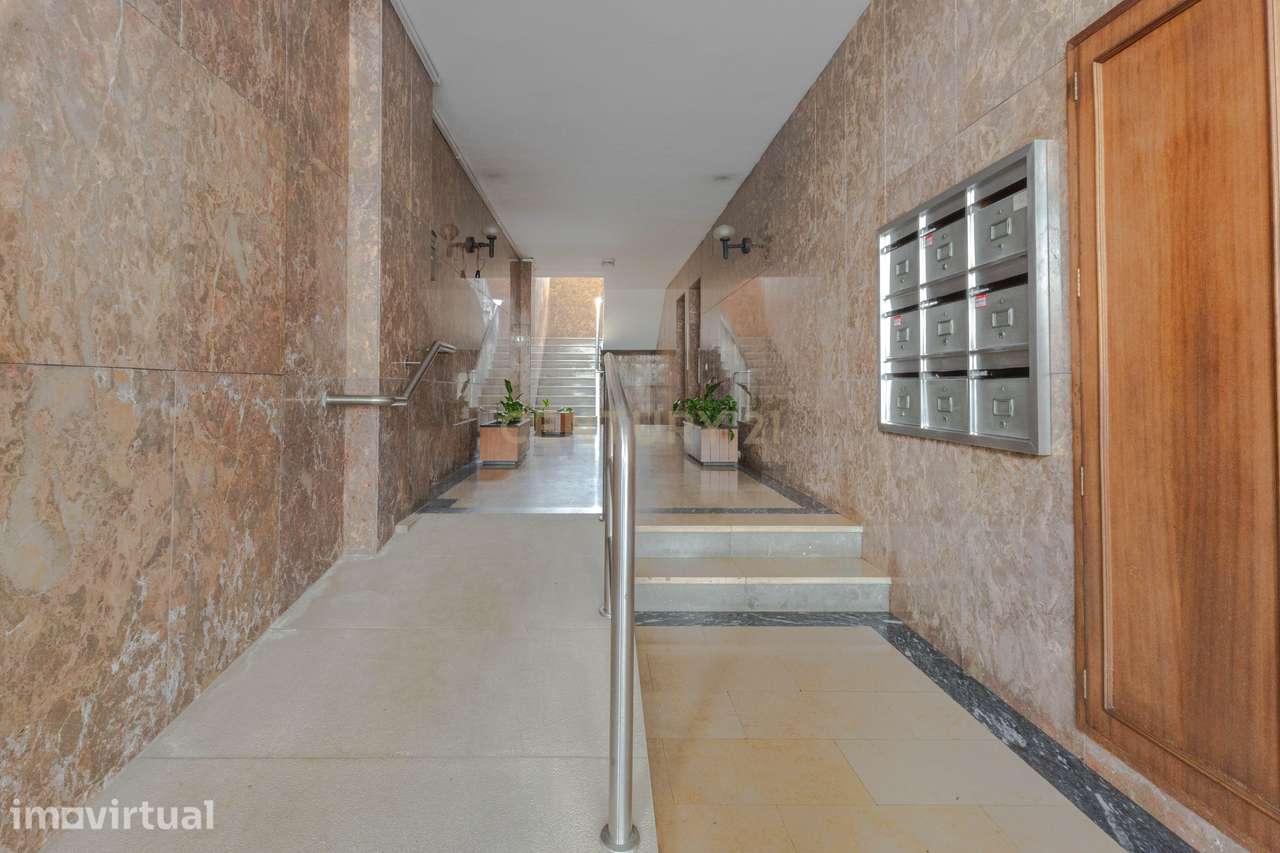 Apartamento T4 na Avenida Fernão de Magalhães — Espaço, Potencial e Di - Grande imagem: 2/30
