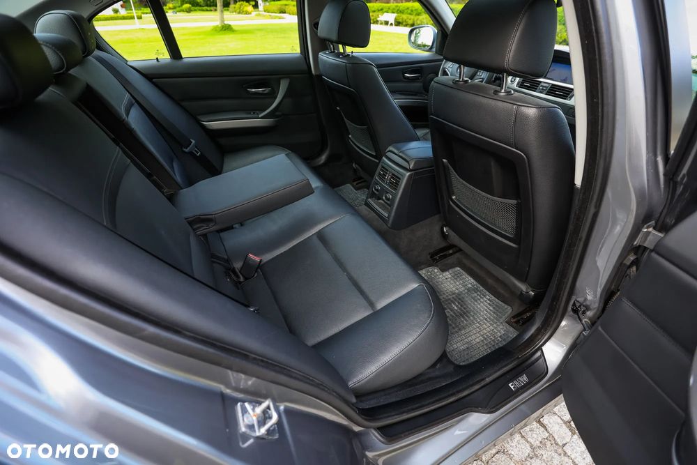 BMW Seria 3 320d xDrive DPF - 24