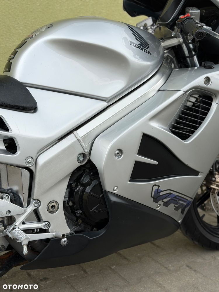 Honda VFR - 13