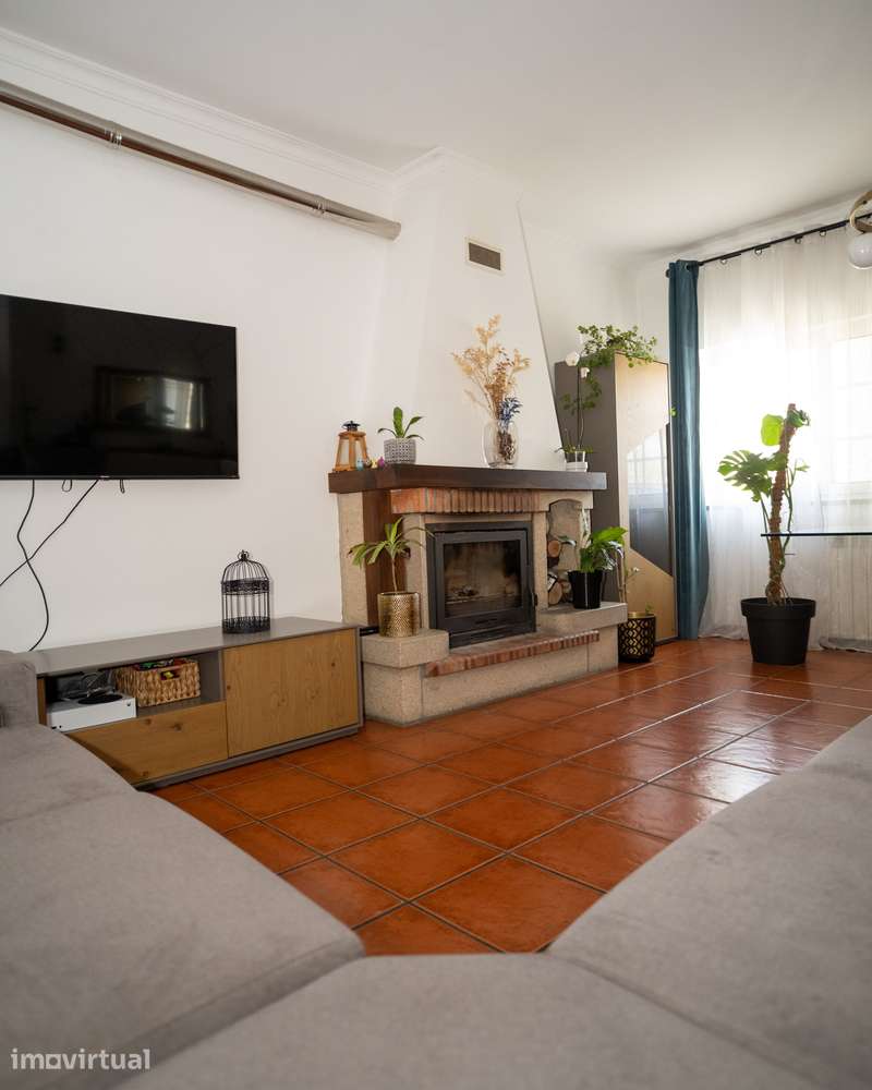Moradia Bifamiliar Duplex com Garagem, e Quintal Privado em  Foz Côa - Grande imagem: 2/32