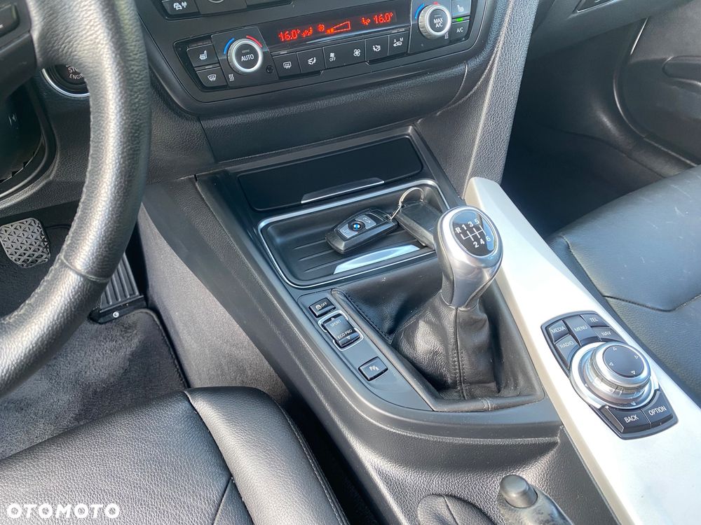 BMW Seria 3 318d Sport Line - 25