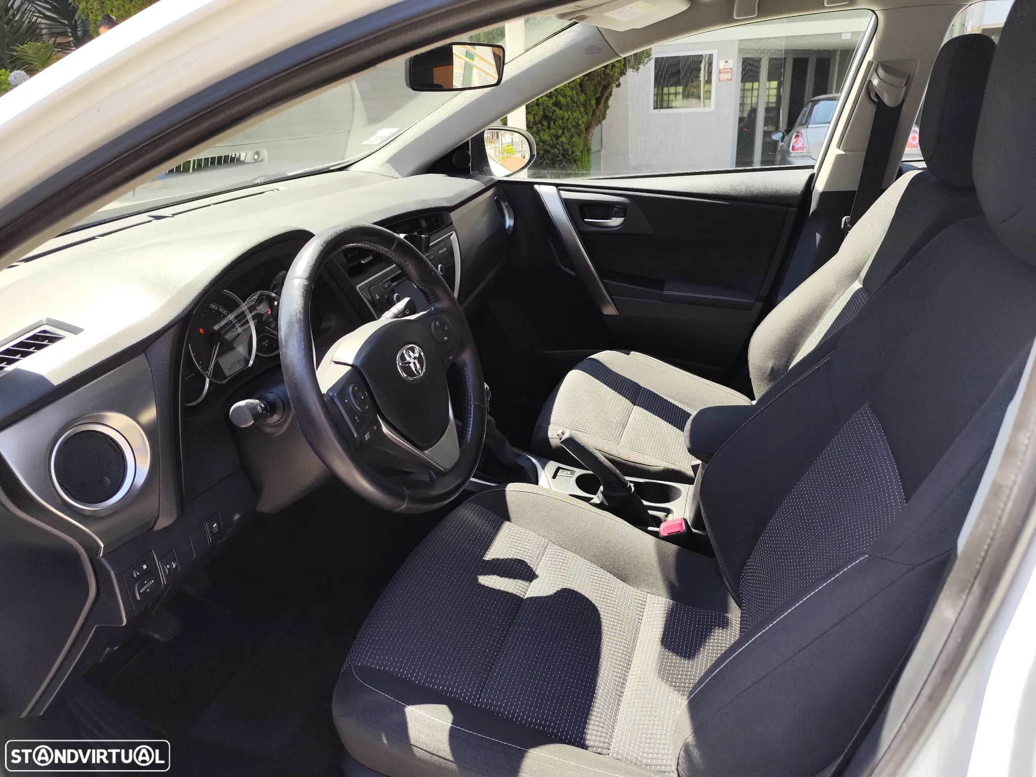 Toyota Auris 1.4 D-4D Comfort+J16+Navi - 3