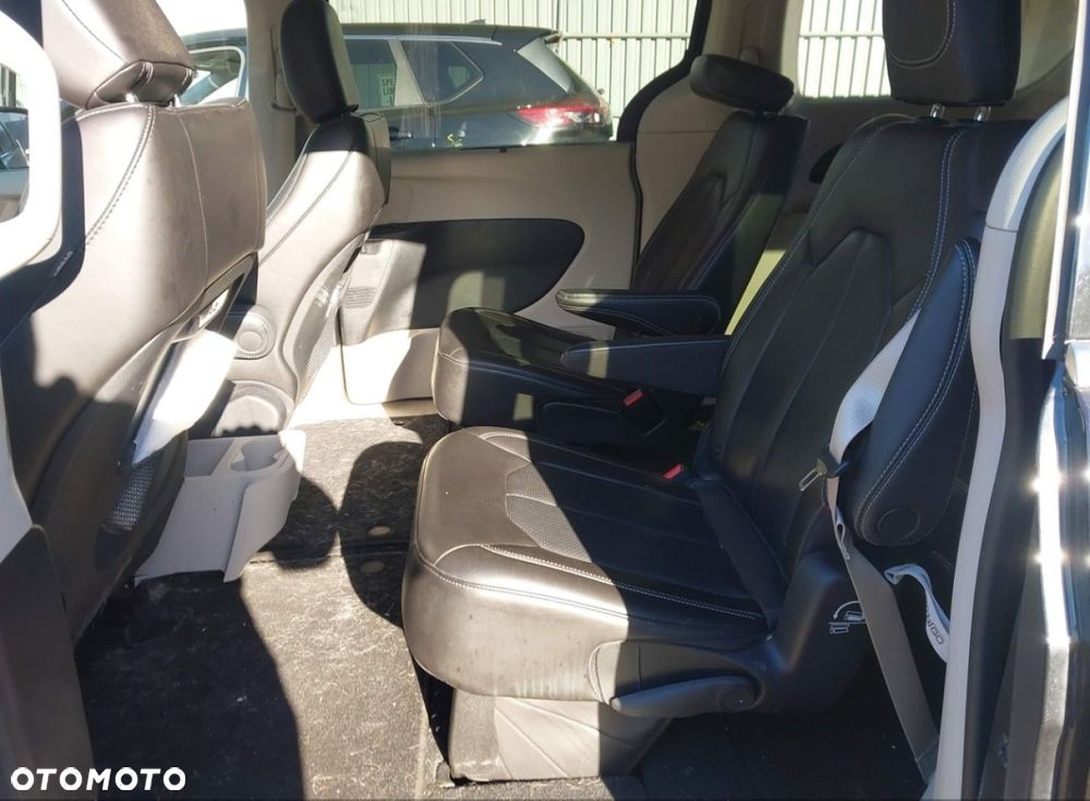 Chrysler Pacifica - 11
