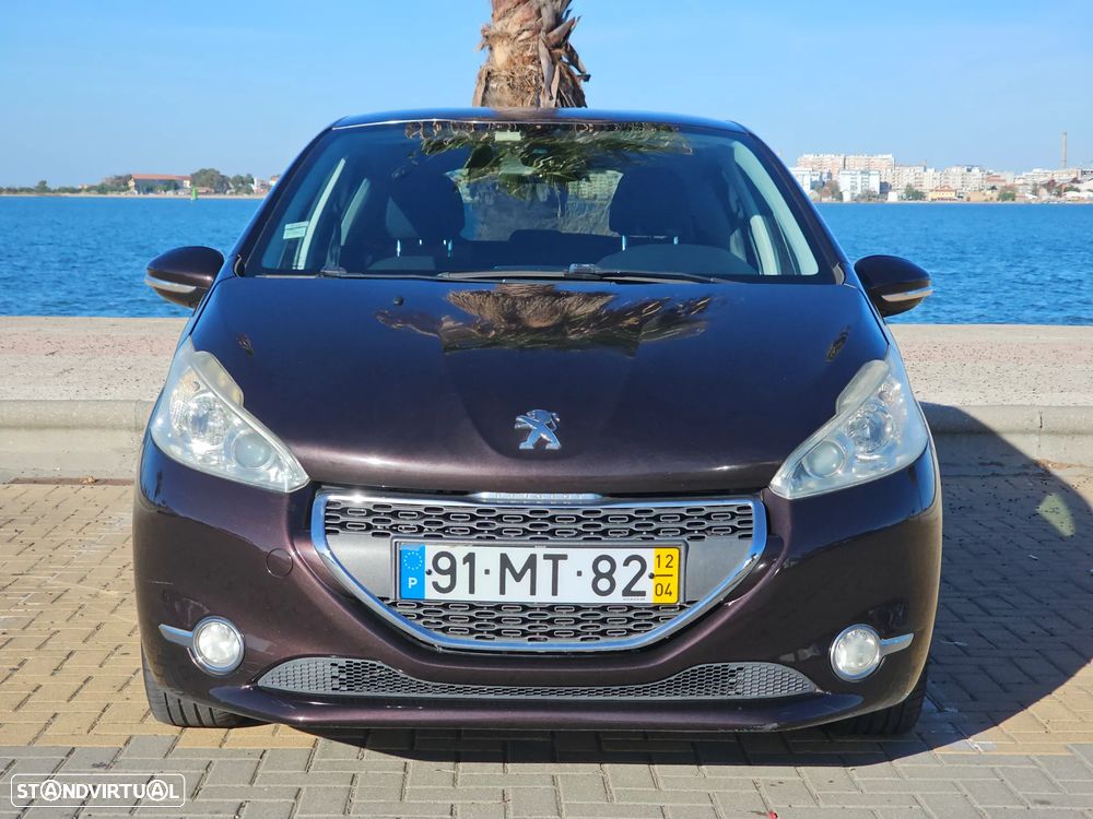 Peugeot 208 2012 photo 2