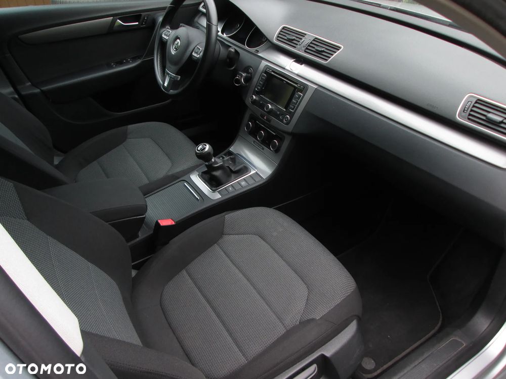 Volkswagen Passat 2.0 TDI DPF BlueMotion Technology Comfortline - 17