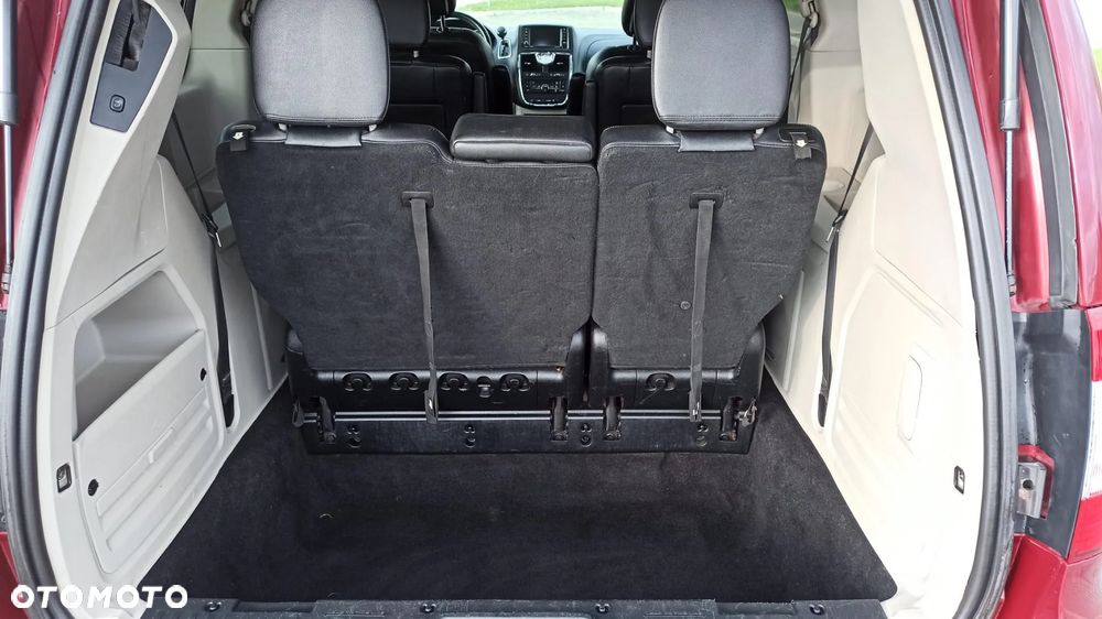 Chrysler Town & Country - 19