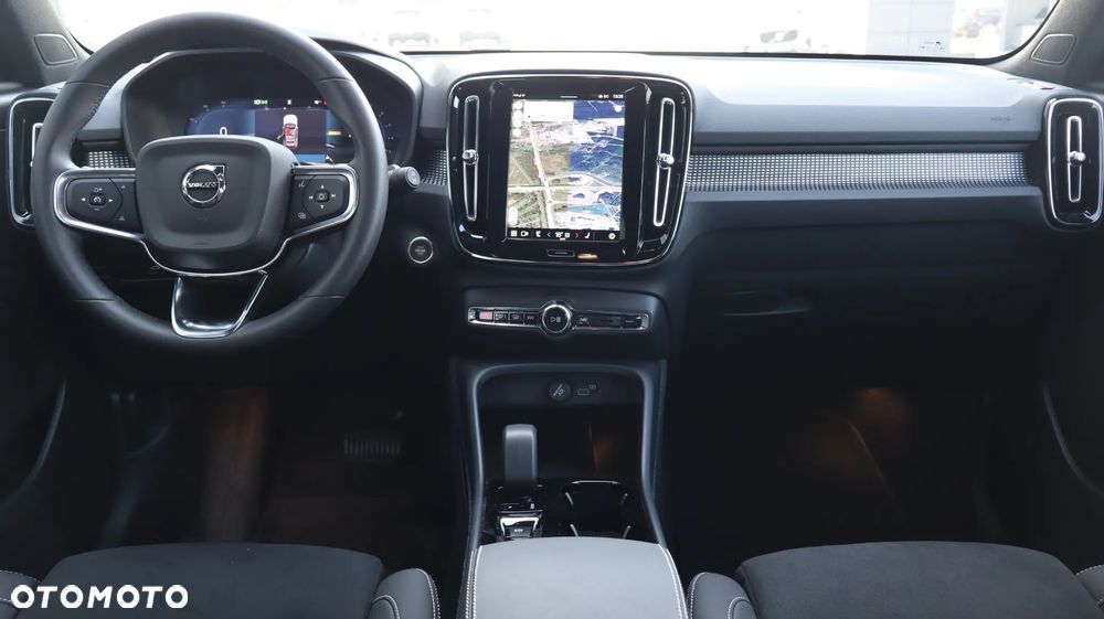 Volvo XC 40 B4 Plus Black Edition - 11