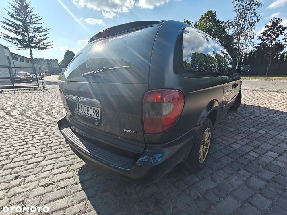 Chrysler Town & Country - 4