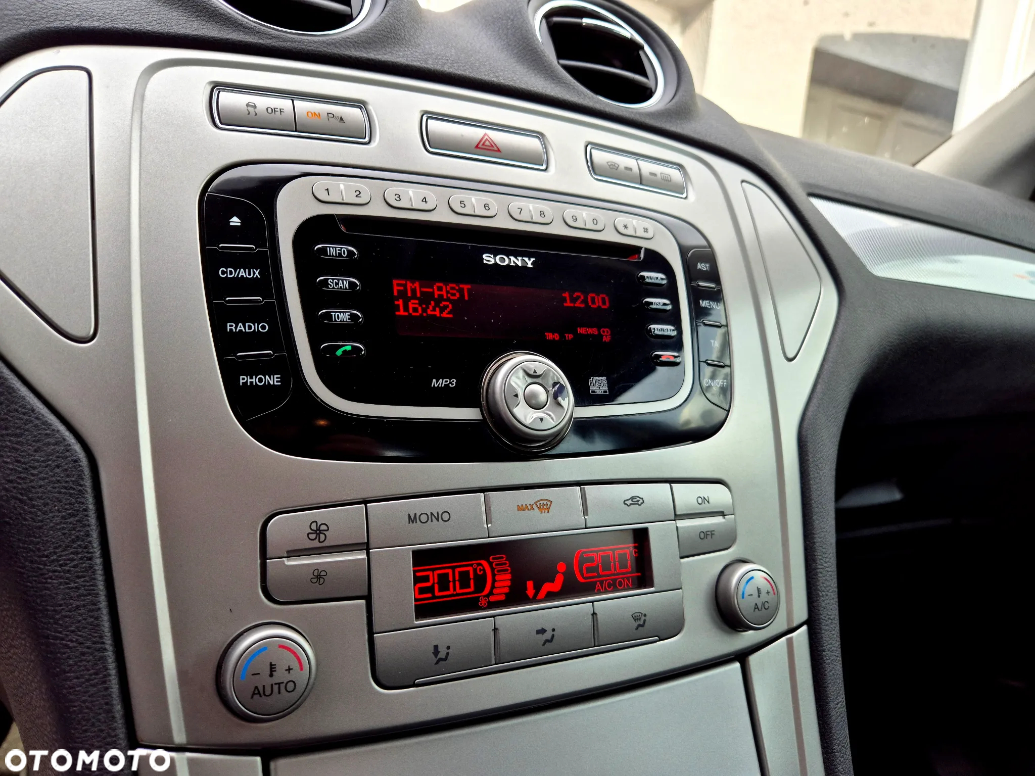 Ford Mondeo 1.6 Ghia - 30