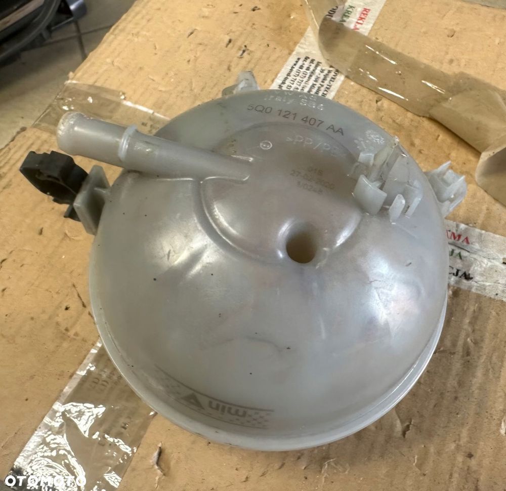 zbiornik chłodnicy vag audi a7 q2 q3 q5 oryginalny 5q0121407aa - 7