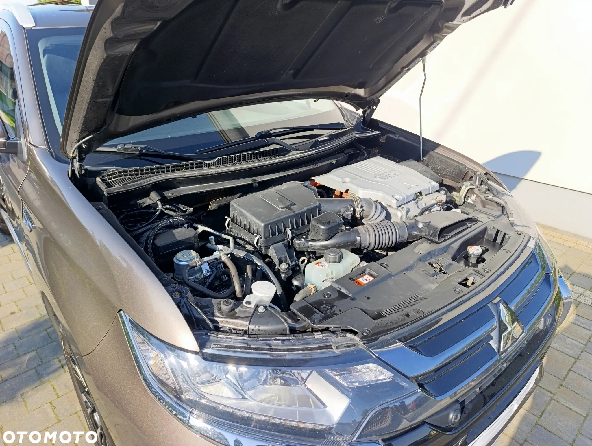 Mitsubishi Outlander 2.0 4WD Plug-In Hybrid Top - 18