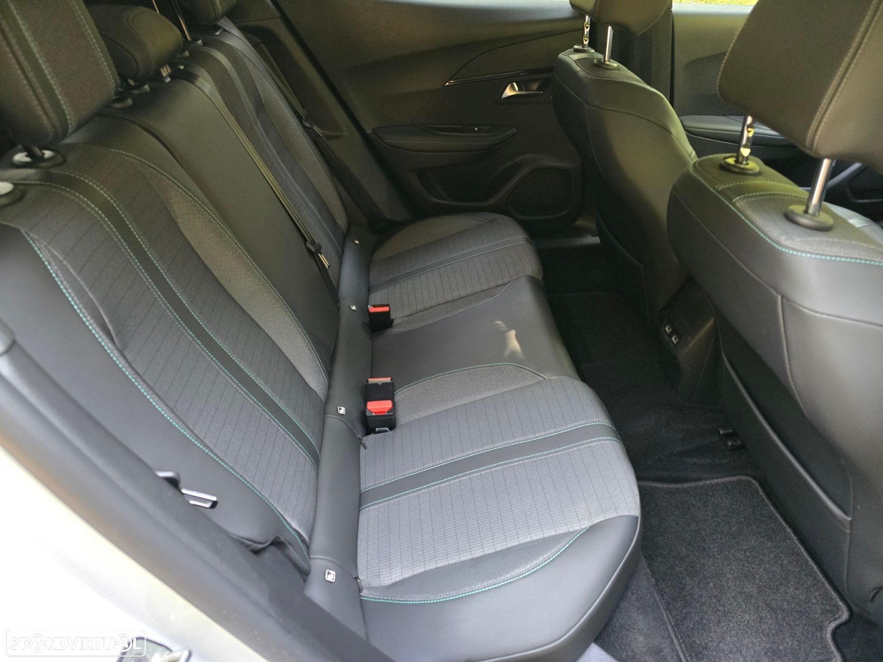 Peugeot e-2008 50 kWh Allure - 27