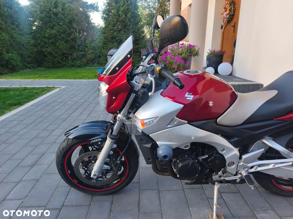 Suzuki GSR - 19