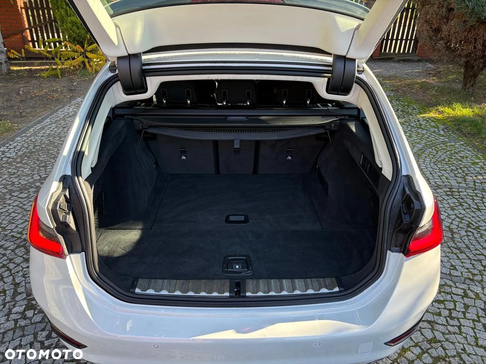 BMW Seria 3 318d Touring Sport Line - 12