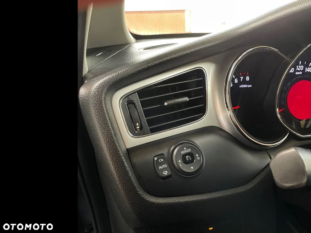 Kia Ceed - 11