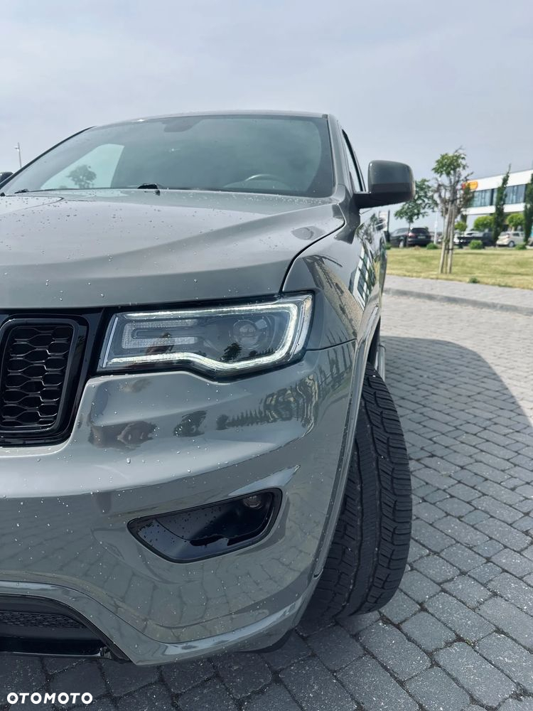Jeep Grand Cherokee - 12