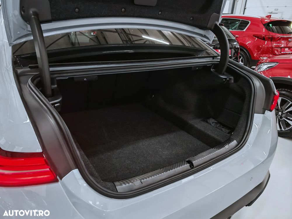 BMW Seria 5 520i AT MHEV - 38