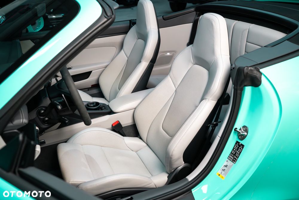 Porsche 911 Carrera 4 GTS - 19