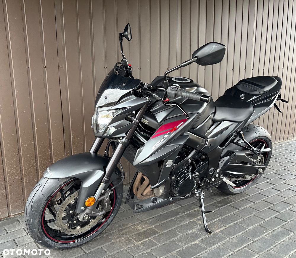 Suzuki GSX - 26