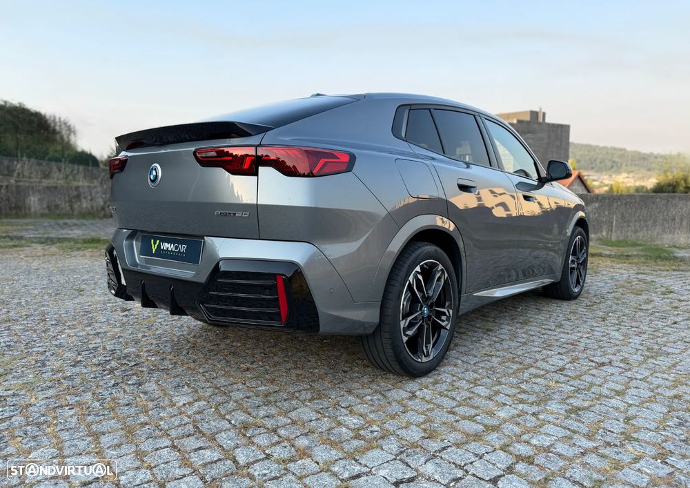 BMW iX2 eDrive20 Pack Desportivo M - 10
