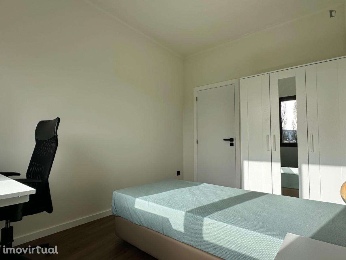 Quarto - localizado em Pedrouços Porto - Grande imagem: 2/13