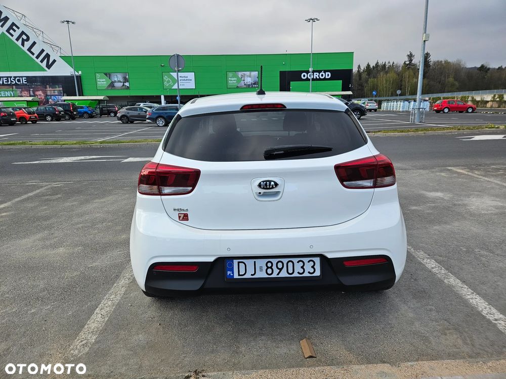 Kia Rio 1.2 L - 6