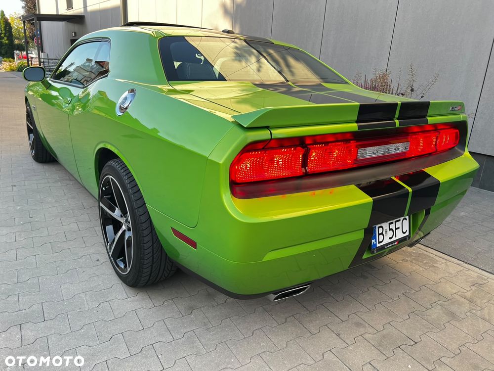 Dodge Challenger - 11