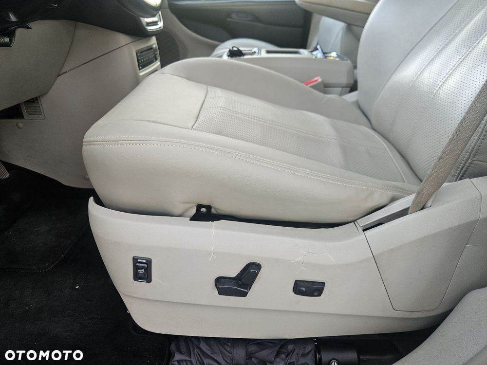 Chrysler Town & Country 3.6 Limited - 13