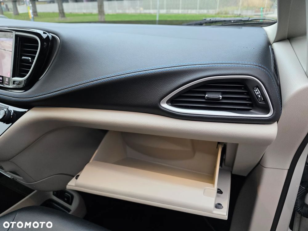 Chrysler Pacifica - 36