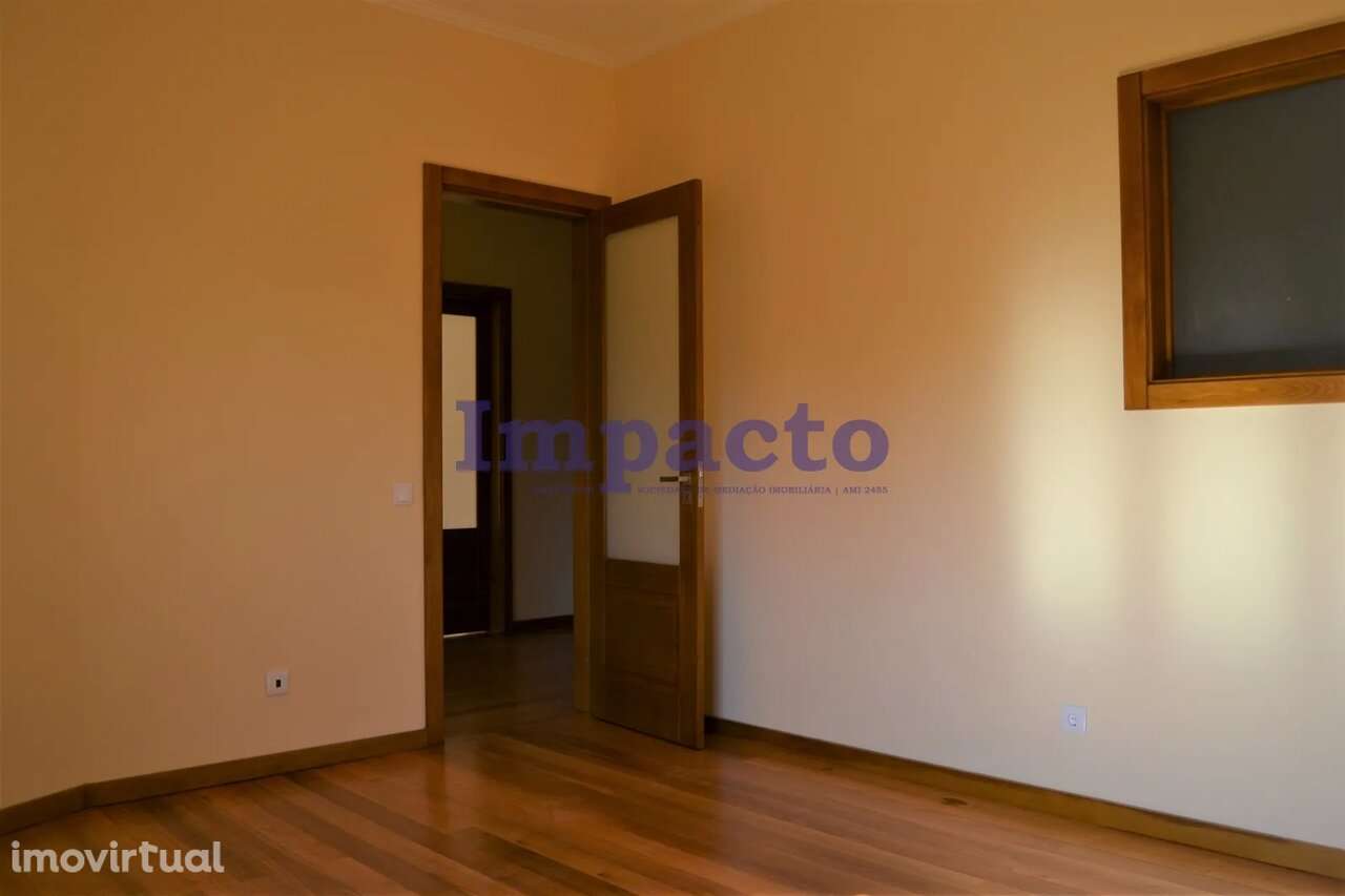 Quinta com moradia T6 em Fajões, Oliveira de Azeméis - Grande imagem: 4/11