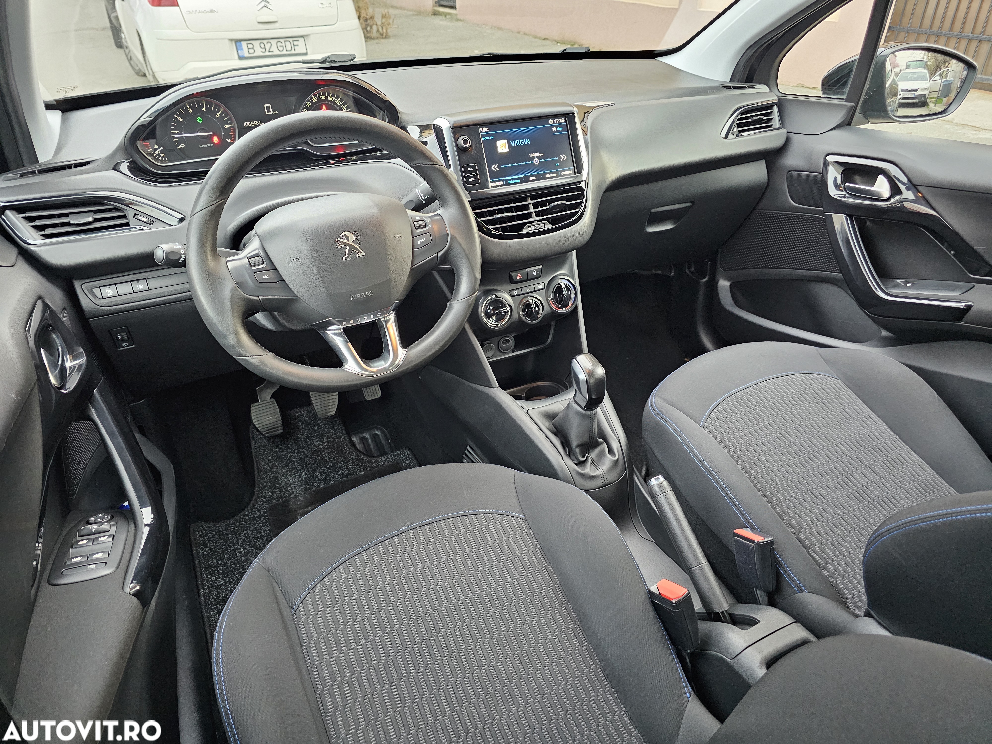 Peugeot 208 1.2 L PureTech Style - 17