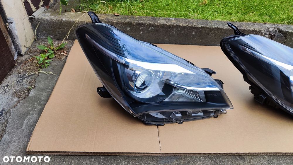 Yaris III Lift 14-17 Lampa Przednia Prawa Soczewka - 2