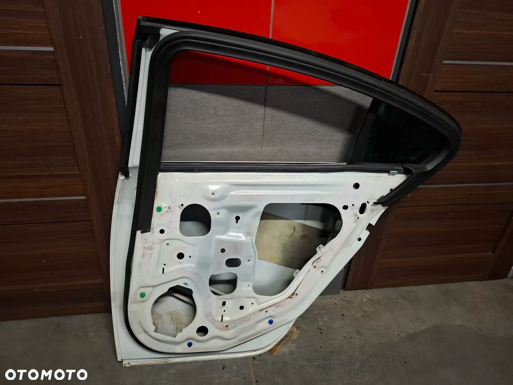 Drzwi prawy tył Opel Insignia A hatchback Rok 2013 kolor Z40R lift delikatnie uszkodzone - 4