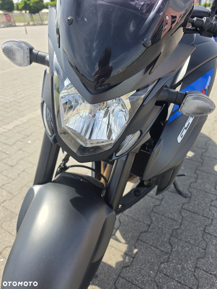 Suzuki GSX - 12