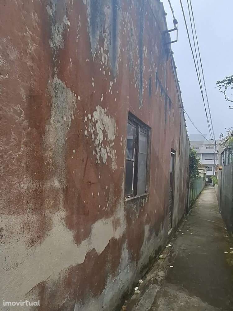 Moradia para reabilitar próximo á ponte do Freixo Oliveira do douro - Grande imagem: 2/15