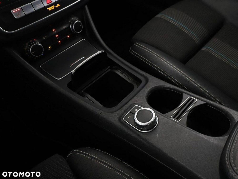Mercedes-Benz CLA 180 7G-DCT Urban - 29