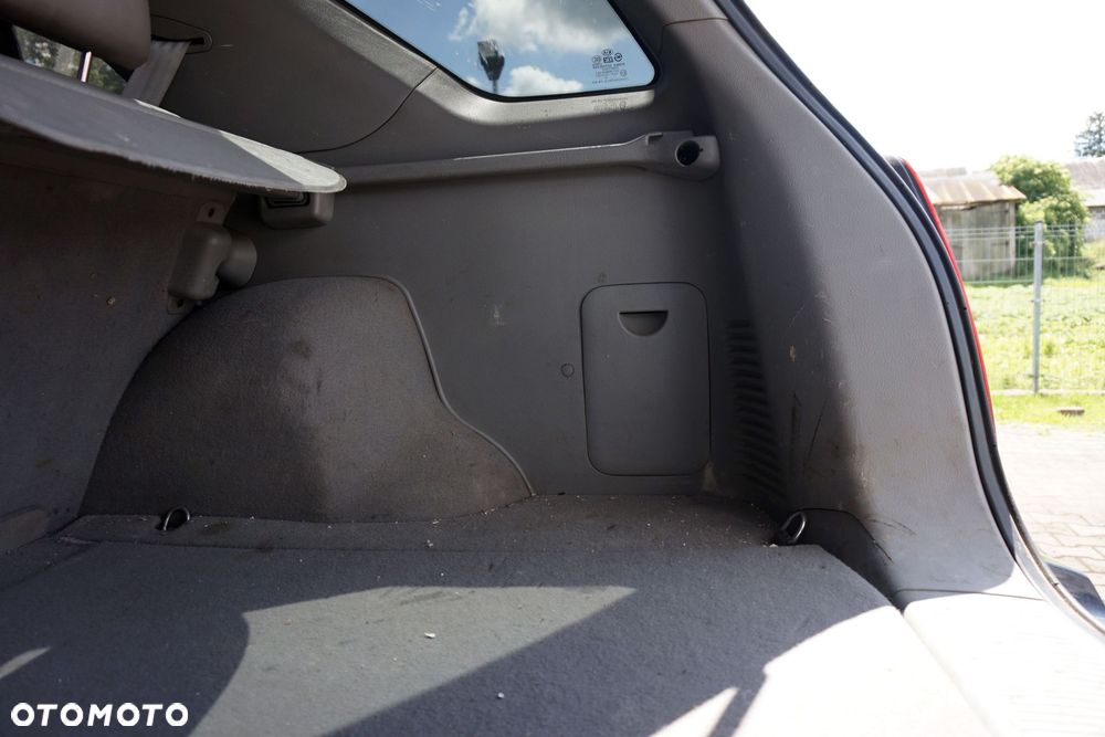 BOCZEK TAPICERKA BAGAŻNIKA PRAWA SORENTO I 85555-3E001-CY KIA 2002-2007 - 1