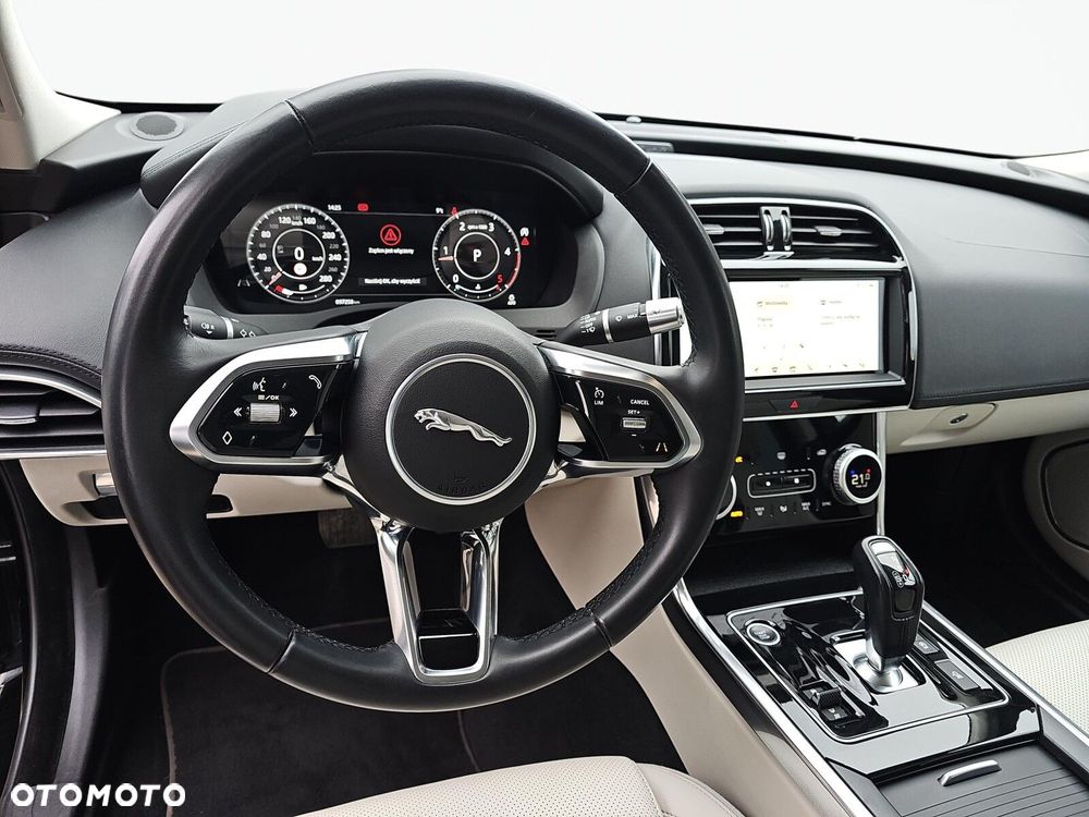 Jaguar XE - 15