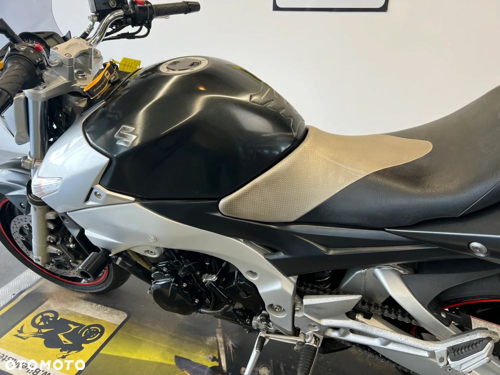 Suzuki GSR - 26