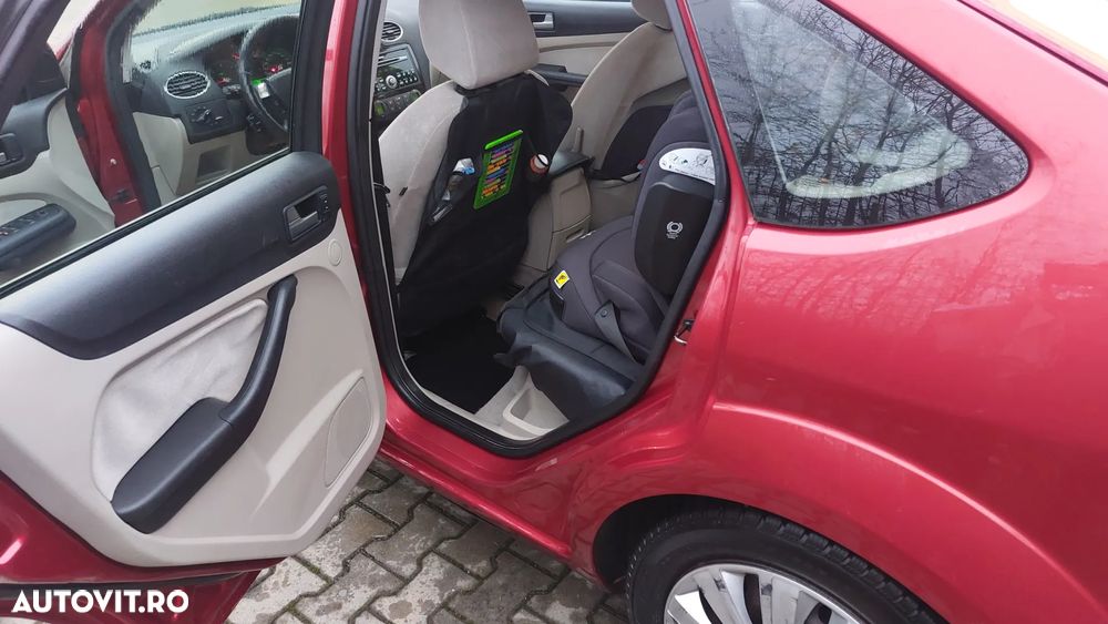 Ford Focus 2.0 TDCI 136 Ghia - 11