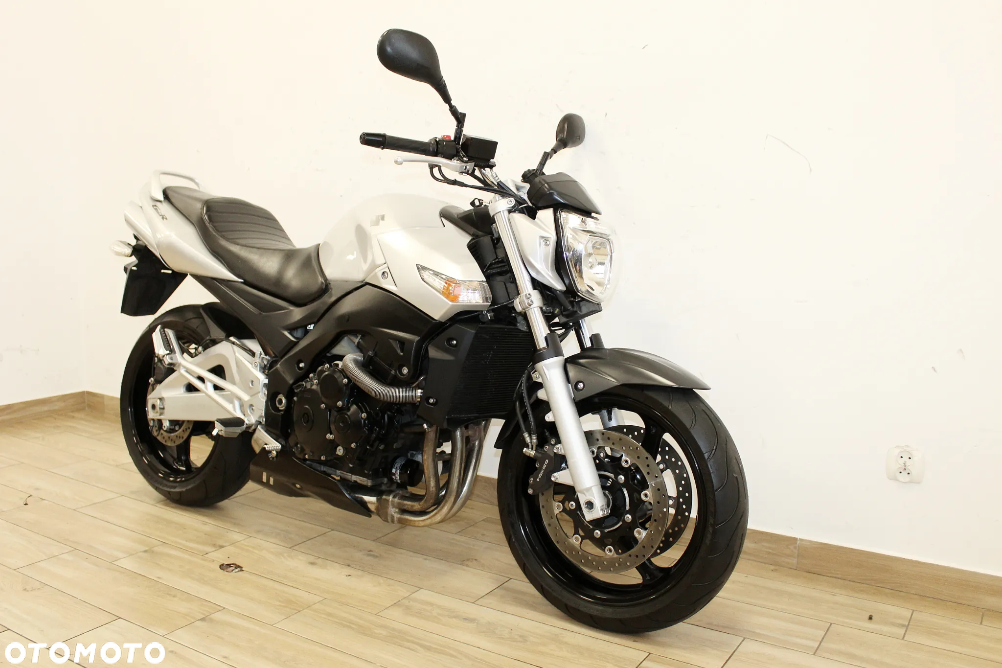 Suzuki GSR - 2