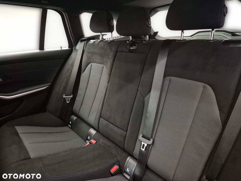 BMW Seria 3 330i xDrive M Sport sport - 18