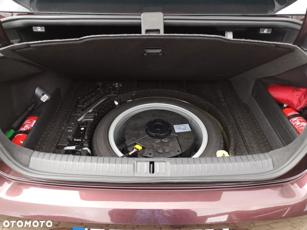 Volkswagen Passat - 12