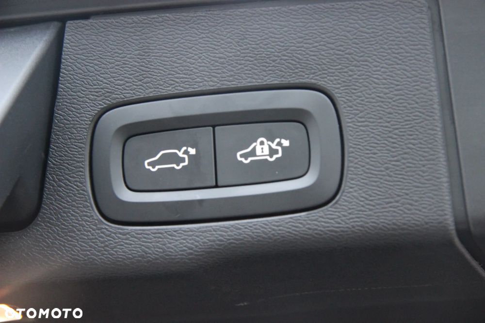 Volvo XC 60 B4 D Plus Dark - 31