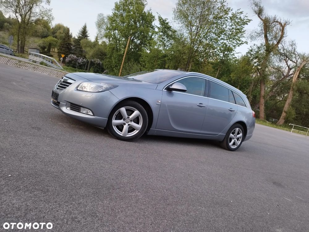Opel Insignia 2.0 Turbo Sports Tourer 4x4 Automatik Cosmo - 2