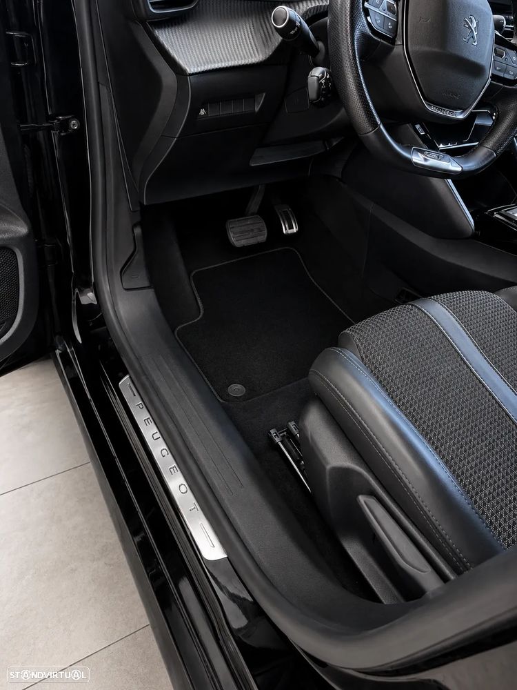 Peugeot e-208 GT - 8