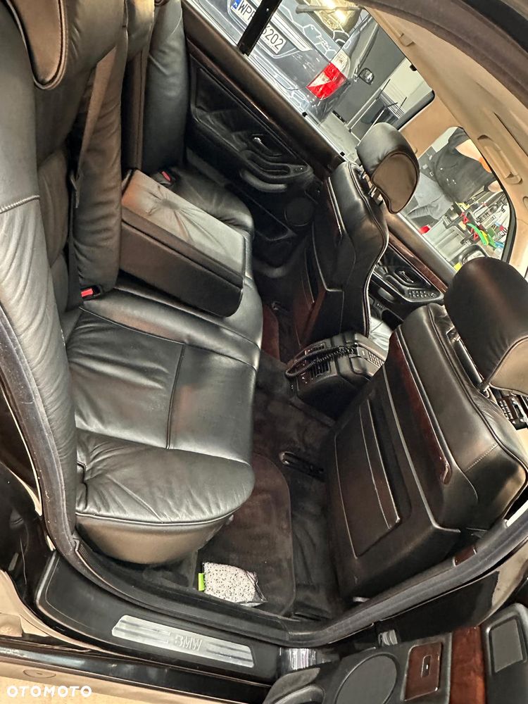 BMW Seria 7 750i - 12